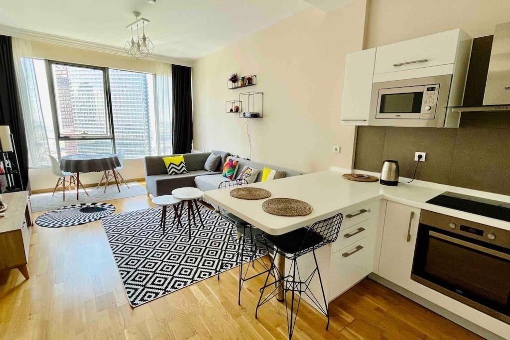 Daire Kozapark 1 Bedroom Lux Apart W/lake View &swimming Pool İstanbul