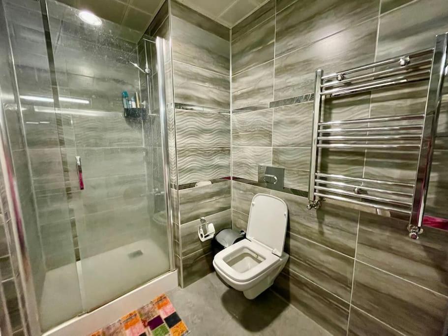 Daire Kozapark 1 Bedroom Lux Apart W/lake View &swimming Pool *